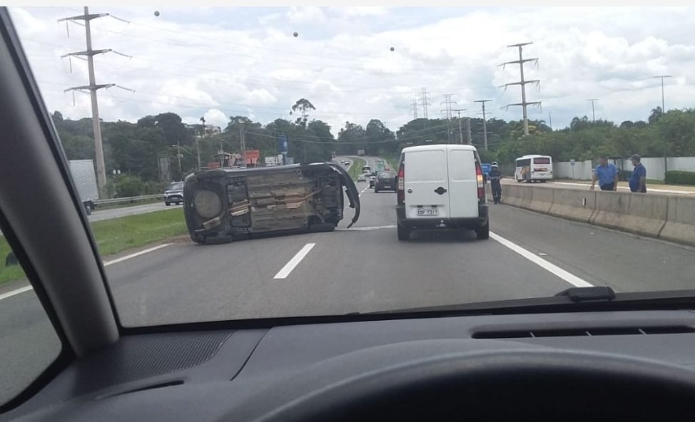 Carro capota em frente ao Parque da Cidade em Jundiaí POP TV