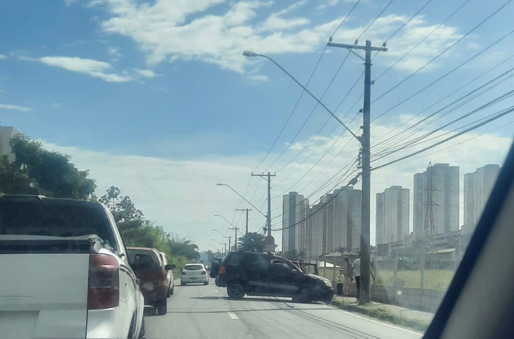 Veículo quebra e interdita uma das faixas da Marginal do Rio Jundiaí