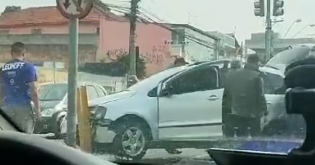 Motorista Perde O Controle Da Dire O E Bate Contra Poste Em V Rzea