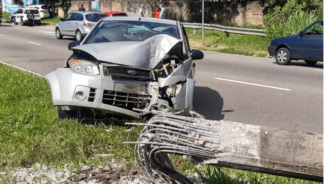 carro derruba poste 14 de dezembro