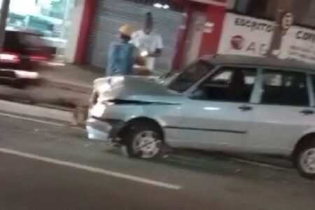 Fiat Uno derruba coqueiro na Avenida Fernão Dias em Várzea Paulista